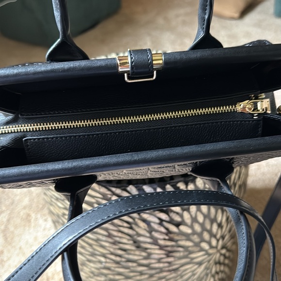 Elegant Black Crocodile-Embossed Handbag - Picture 5 of 7